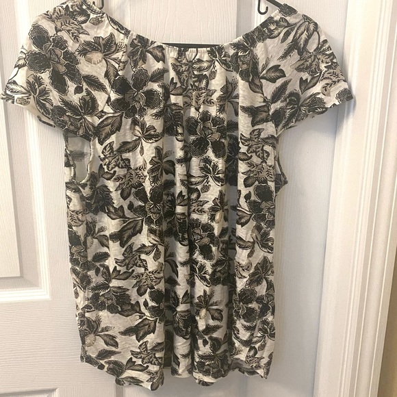 Old Navy Black and White Floral Blouse - Picture 2 of 4
